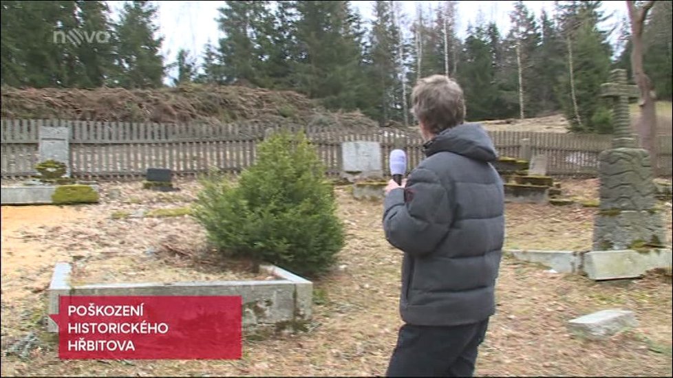 Vandalové poničili hroby