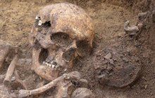 Mimořádný nález archeologů na severu Čech: Našli hroby pravěkých lučištníků