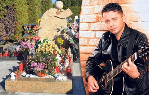 Petr Muk má na hrobě plno květin