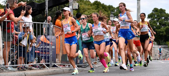 České maratonkyně Moira Stewartová (vpravo) a Tereza Hrochová (uprostřed) na závod nahlížejí zcela odlišně.