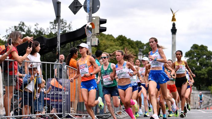 České maratonkyně Moira Stewartová (vpravo) a Tereza Hrochová (uprostřed) na závod nahlížejí zcela odlišně.
