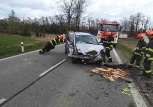 Pří pondělním střetu tří osobáků u Citonic na Znojemsku se zranilo celkem šest osob, z toho tři těžce.