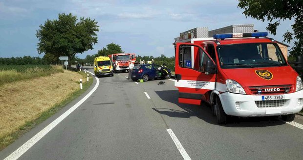 Při nedělní hromadné nehodě na Znojemsku se zranilo 6 cestujících. Jednu vážně zraněnou ženu přepravil vrtulník do brněnské nemocnice.