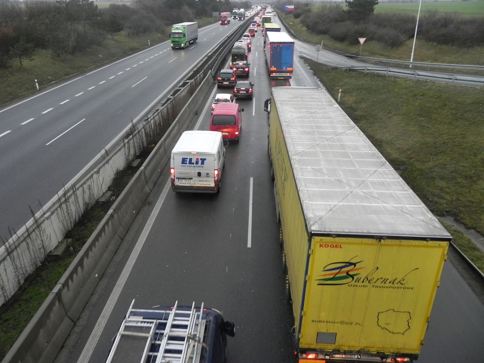 Další kolaps na dálnici D1 u Brna ve směru na Vyškov po hromadné nehodě. Po 9.hodině se podařilo zprůjezdnit jeden jízdní pruh.