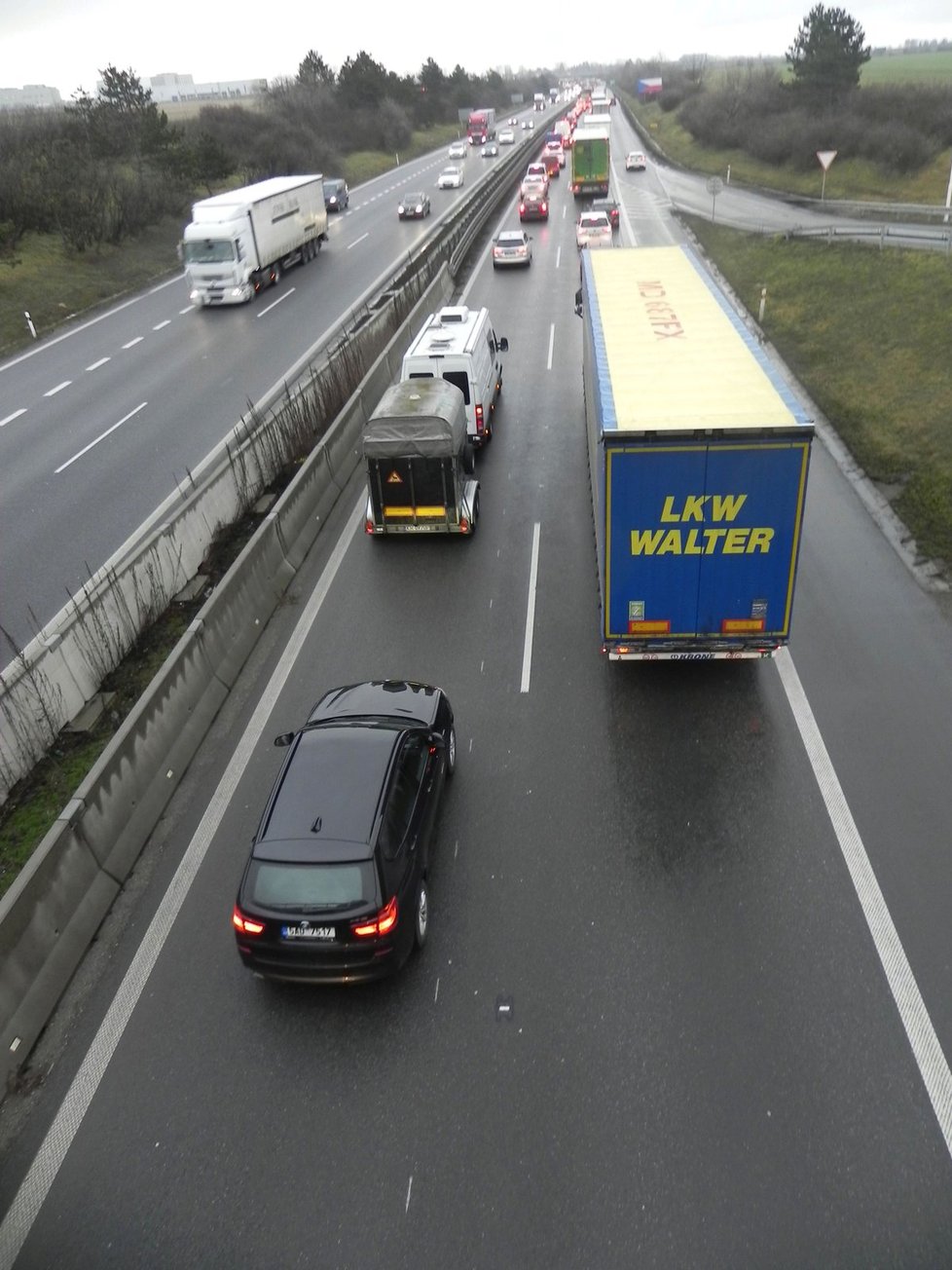 Další kolaps na dálnici D1 u Brna ve směru na Vyškov po hromadné nehodě. Po 9.hodině se podařilo zprůjezdnit jeden jízdní pruh.