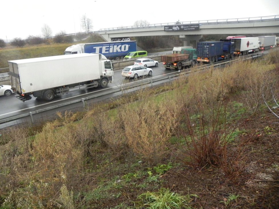 Středeční nehoda zablokovala dálnici D1 na 189. kilometru ve směru na Brno na pět hodin. Ve čtvrtek se totéž opakovalo na 177. kilometru, provoz se zastavil na téměř tři hodiny.