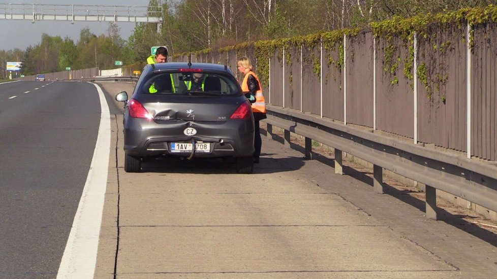 Dlouhé kolony se tvořily na dálnici D11 směrem do Prahy. Na úseku mezi Horními Počernicemi a Jirny bouralo osm aut a jedno nákladní.