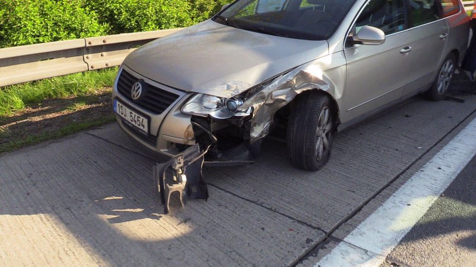 Dlouhé kolony se tvoří na dálnici D11 směrem do Prahy. Na úseku mezi Horními Počernicemi a Jirny bouralo osm aut a jedno nákladní.