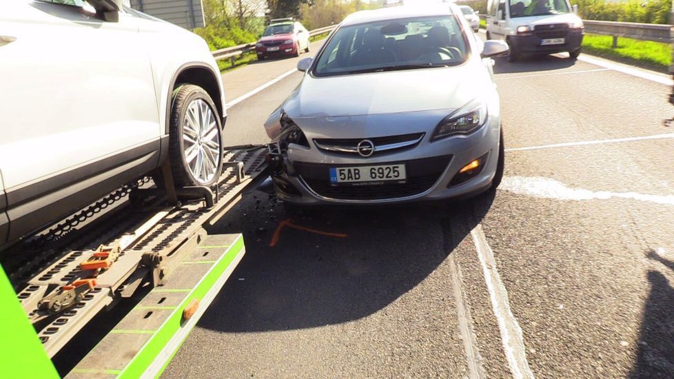 Dlouhé kolony se tvořily na dálnici D11 směrem do Prahy. Na úseku mezi Horními Počernicemi a Jirny bouralo osm aut a jedno nákladní.