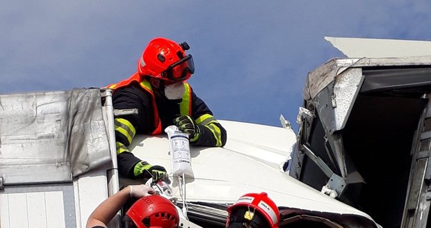 Při hromadné nehodě u Holubic na 210.kilometru D1 se srazilo šest aut. Záchranáři zatím ohlásili tři zraněné.