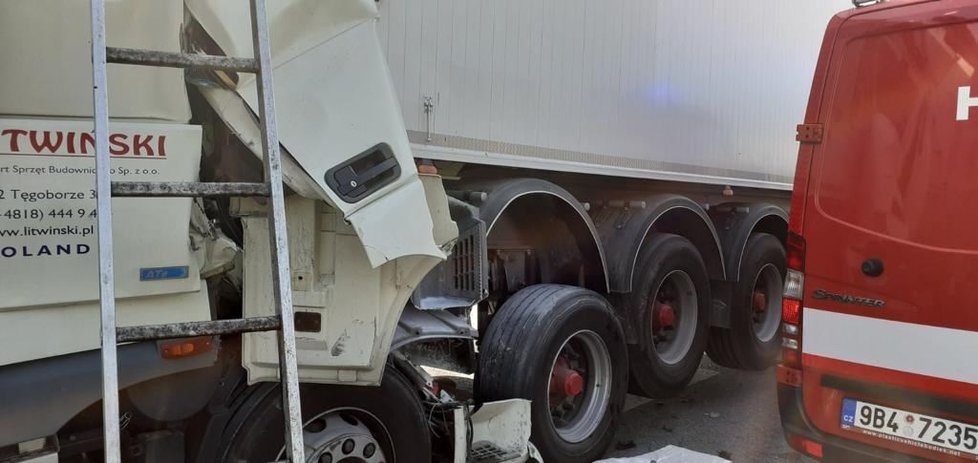 Při srážce šesti vozidel na 210.kilometru dálnice D1 u Holubic se zranili tři lidé. Šofér jednoho z kamionů je v kritickém stavu ve Fakultní nemocnici v Brně.