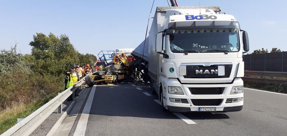 Při srážce šesti vozidel na 210.kilometru dálnice D1 u Holubic se zranili tři lidé. Šofér jednoho z kamionů je v kritickém stavu ve Fakultní nemocnici v Brně.