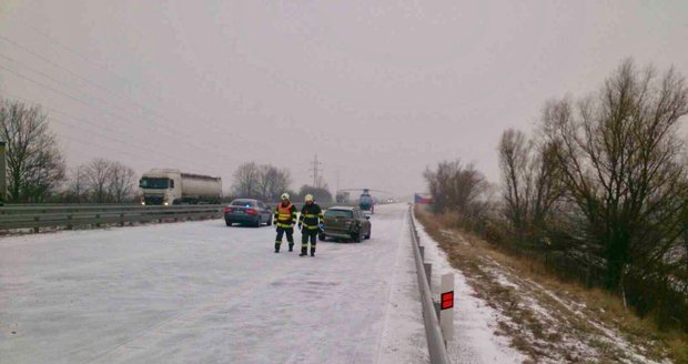 Provoz na 15.kilometru dálnice D2 směrem na Bratislavu zastavila v pátek o půl druhé hromadná nehoda.