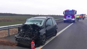 Hromadná nehoda zablokovala ve čtvrtek ránou Hrušovan na 4 provoz na dálnici D52 ve směru na Brno.