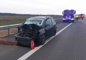 Hromadná nehoda zablokovala ve čtvrtek ránou Hrušovan na 4 provoz na dálnici D52 ve směru na Brno.