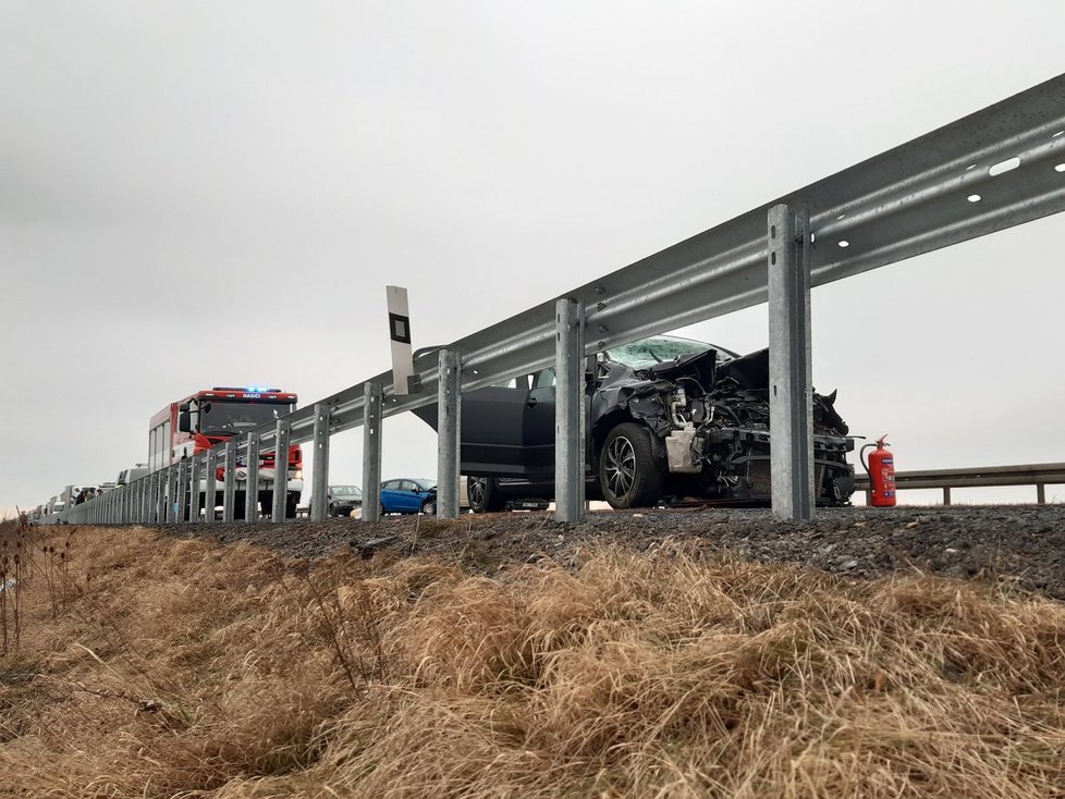 Hromadná nehoda zablokovala ve čtvrtek ránou Hrušovan na 4 provoz na dálnici D52 ve směru na Brno.