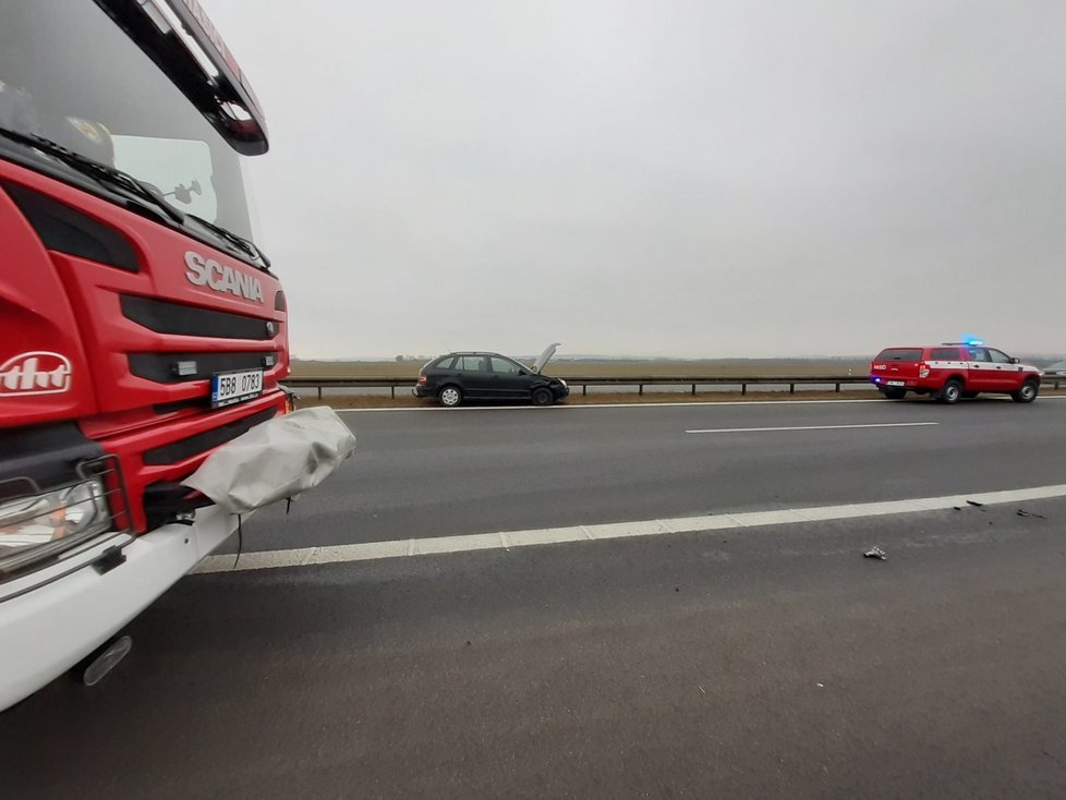 Hromadná nehoda uzavřela ve čtvrtek ráno u Pohořelic dálnici D52 ve směru na Brno.