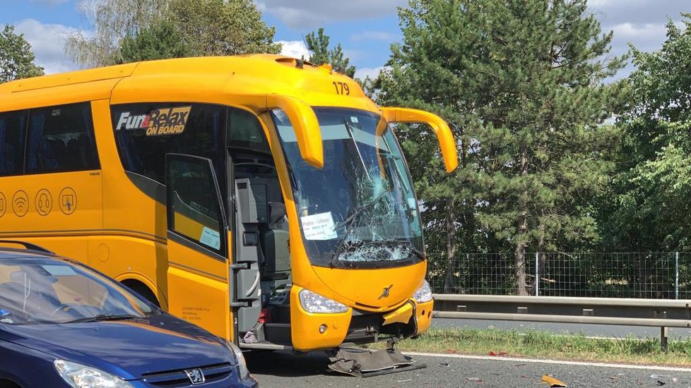 Nehoda na dálnici D10 uzavřela cestu ve směru na Prahu.