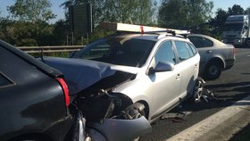Hromadnou nehodu zažila dnes ráno D11 na 3. kilometru ve směru na Prahu, kde se střetlo 7 osobních vozidel. Došlo k několika zraněním.