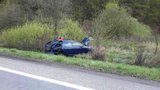 Řidič na Plzeňsku vylétl ze silnice: Pod převráceným autem zemřel
