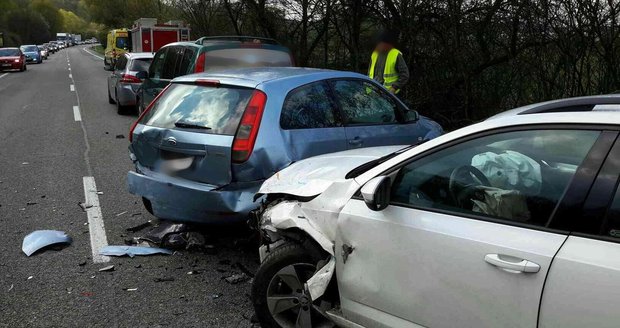 Úterní dopolední nehoda  čtyř aut u Kuřimi zkomplikovala život stovkám motoristů. Policie musela provoz řídit kyvadlově.