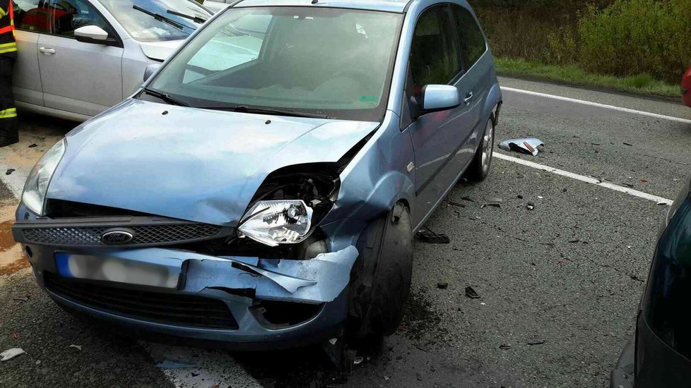 Úterní dopolední nehoda  čtyř aut u Kuřimi zkomplikovala život stovkám motoristů. Policie musela provoz řídit kyvadlově.