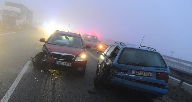 Led potrápil Česko: Na dálnici bouralo 20 aut, jiný vůz zůstal viset nad strží