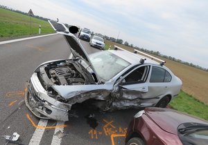 Muž za volantem stříbrné oktávky zavinil v pondělí hromadnou nehodu u Znojma. V autě přitom neměl co dělat, už dopoledne mu totiž policisté další jízdu zakázali.