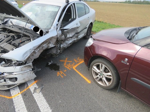 Muž za volantem stříbrné oktávky zavinil v pondělí hromadnou nehodu u Znojma. V autě přitom neměl co dělat, už dopoledne mu totiž policisté další jízdu zakázali.