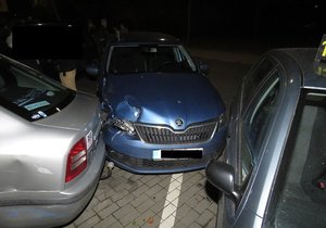 Viník nehody z Brněnska ve škodovce zakončil neslavnou kaskadérskou jízdu na parkovišti, kde pošramotil ještě další dva vozy.