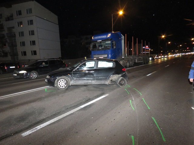 Hotový obraz zkázy. Šofér (51) ve škodovce naboural další čtyři auta, sám se lehce zranil.