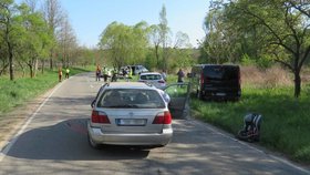 Situace na místě nehody u Velkých Pavlovic po příjezdu policie. Viník v zeleném voze Hyundai Atos ujel.