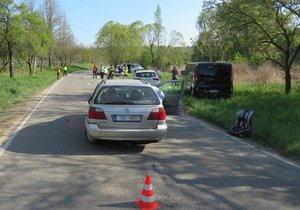 Situace na místě nehody u Velkých Pavlovic po příjezdu policie. Viník v zeleném voze Hyundai Atos ujel.