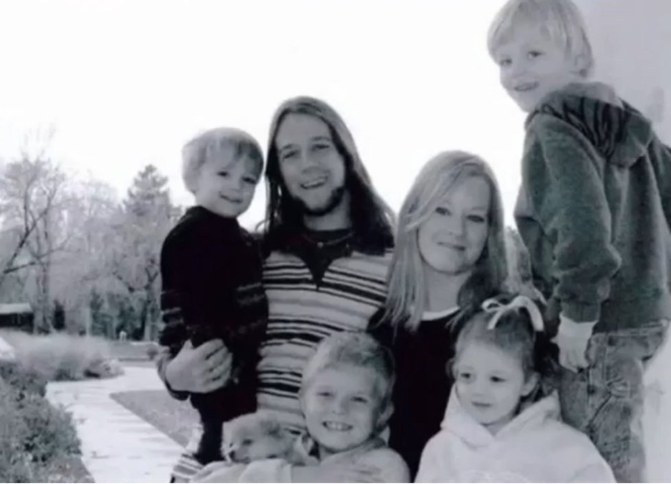 Manželé Benjamin a Kristi Strackovi a jejich tři děti.