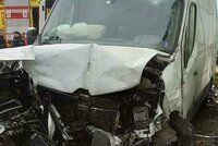 Srážka tří aut a traktoru na Brněnsku: Nehodu nepřežil řidič dodávky