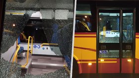 Mladík (22) se přiznal, že v Hronově střílel na autobus, ve kterém jelo 18 lidí! Co mu hrozí?