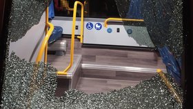 Mladíka (22) policie obvinila z přečinu poškození cizí věci a výtržnictví.