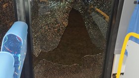 Mladík (22) se přiznal, že v Hronově vystřelil na autobus.