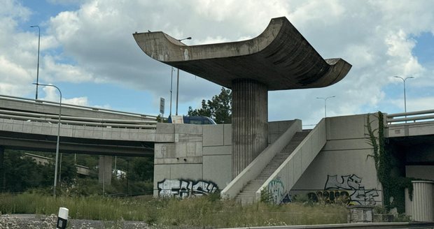 Hroší lázně I a II u Barrandovského mostu jsou výraznou ukázkou brutalistní architektury. Ve skutečnosti nejde o plastiky, ale o zastřešení schodišť.