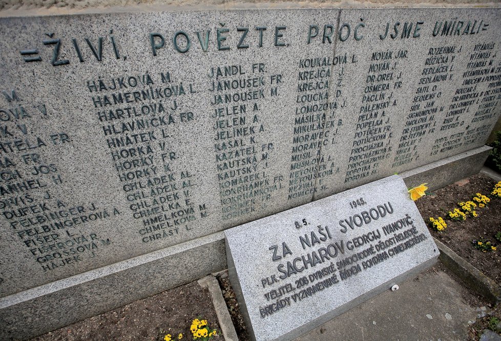 Dalešice a Hrotovice na Třebíčsku zažily tragický konec druhé světové války. Zatímco do centra Hrotovic spadly pumy 8. května 1945 zřejmě omylem, Dalešice se staly terčem sovětského bombardování o den dříve záměrně. Letecké roje startovaly z rakousko-maďarského pomezí. Ukázaly to poslední výzkumy, řekl ČTK dalešický kronikář Rudolf Špaček. Kvůli bombám zemřelo 177 lidí, nejvíc v Hrotovicích. Obě místa si letos oběti připomenou bez účasti veřejnosti.
