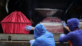 Pohřby v ukrajinské Hroze po útoku Rusů (říjen 2023)