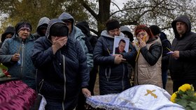„Zlý sen.“ Děti pohřbily rodiče, dalším pozůstalým v Hroze vydali těla obětí Rusů