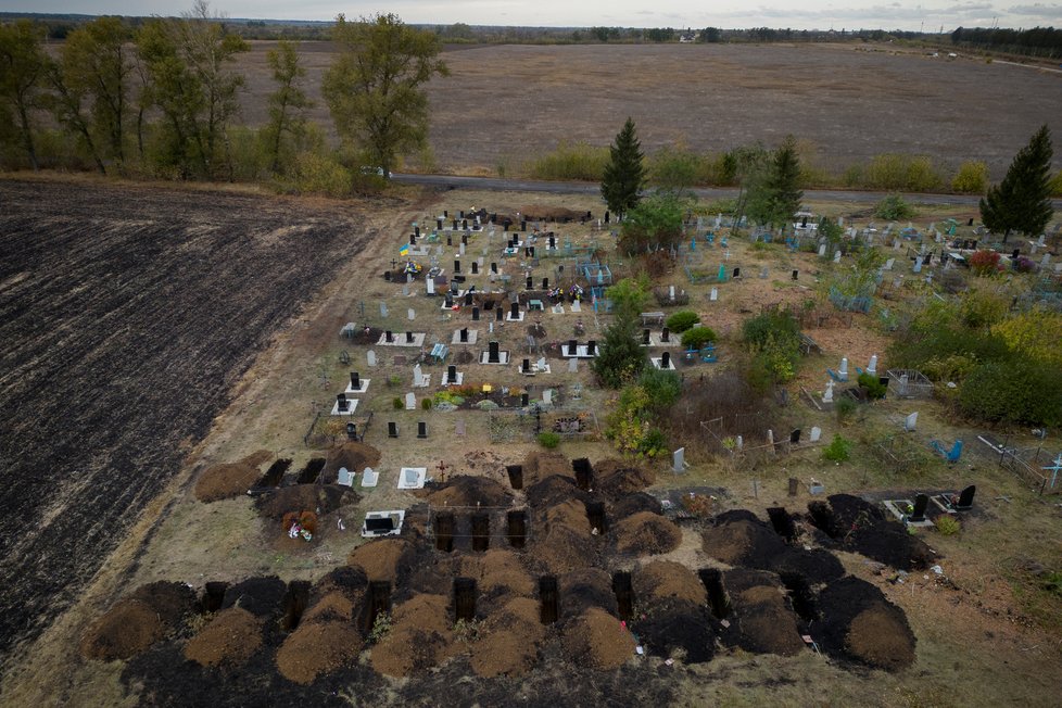 Pohřby v ukrajinské Hroze po útoku Rusů (říjen 2023)