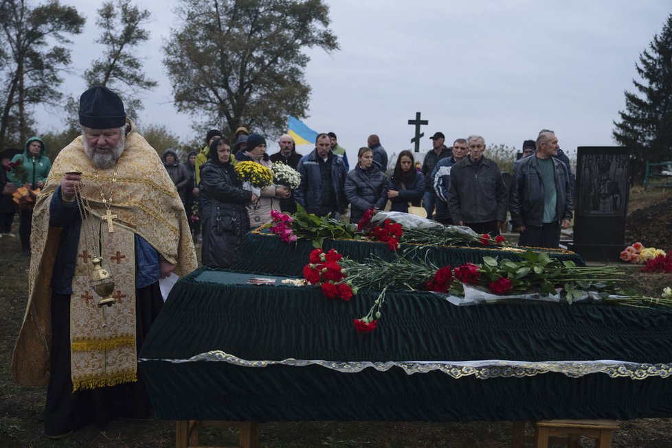 Pohřby po masakru v ukrajinské Hroze (7.10.2023)