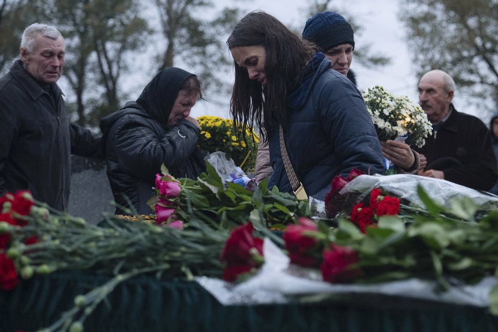 Pohřby po masakru v ukrajinské Hroze (7.10.2023)