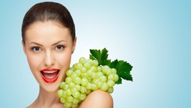 Hroznové víno obsahuje vitamin C a antioxidanty, které pomáhají zlepšovat pokožku a vytvářet kolagen. 