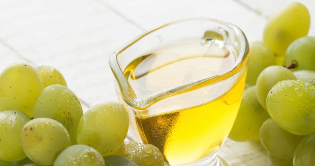 Olej z hroznových semínek. Na rozdíl od olivového oleje, hroznový olej si uchovává své složení a variabilitu i při vysoké teplotě.  To znamená, že všechny výhody s ním spojené, se z něj neodpaří při vaření. 