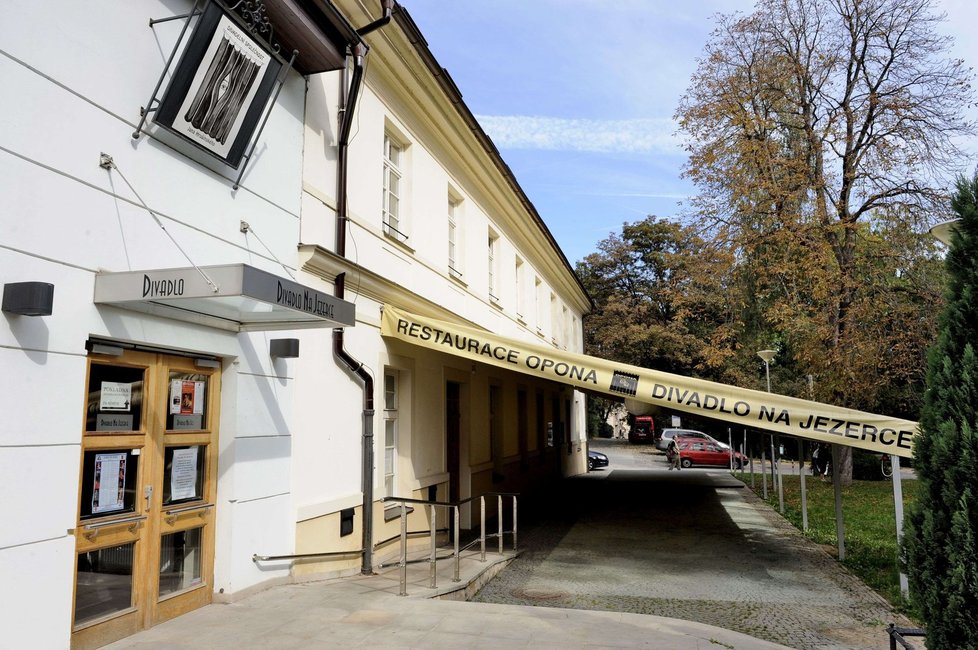 Divadlo Na Jezerce funguje od roku 2004.