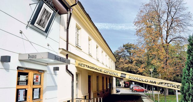 Zahrádka u restaurace nebyla opuštěná dlouho