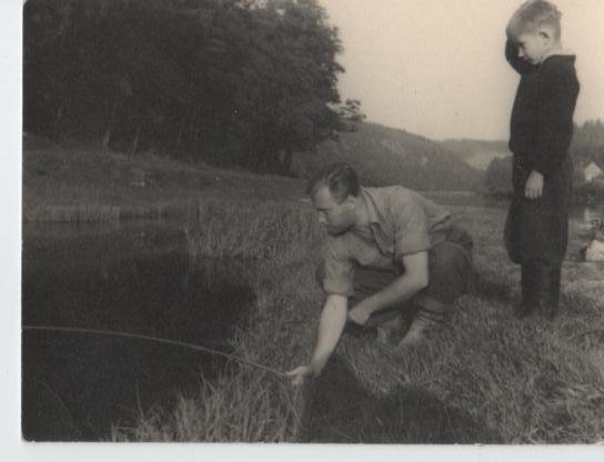 Rudolf Hrušínský ml. jako dítě s tátou Rudolfem na rybách.